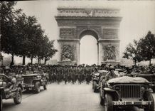 CPM Militaria Paris Defile des troupes americaines Avenue des Champs Elysees