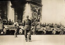 Modern Postcard Militaria general Koenig has the Triumphal arch with the troops of the Leclerc army