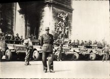CPM Militaria Le general Koenig a l'Arc de Triomphe avec les troupes de l'armee Leclerc