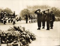 CPM Militaria Le general Bradley et le general Koenig devant la tombe du soldat inconnu