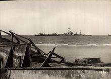 CPM Militaria Hermanville Plage de debarquement 6 juin 1944 Navires de debarquement Au fond le Courbet Bateau