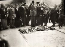 Modern Postcard Militaria General de Gaulle in front of the tomb of the unknown soldier
