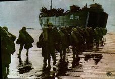 Modern Postcard Militaria Debarquement in Normandy the supply of Allies east unloads in the port restores Le Havre