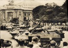 CPM Militaria Paris Passage des blindes americains devant le Grand Palais Tank Char d'asaut