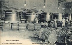 CPA Champagne Moet & Chandon La cuverie Vendangeoir Ste Helene 