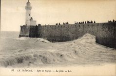 CPA Phare Le Treport Effet de vagues La jetee