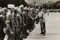 CPA Militaria De Sienne a Belfort A Lyon le General de Lattre de Tassigny felicite des officiers