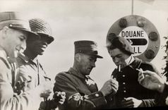 CPA Militaria De Sienne a Belfort Les Francais arrivent a la frontiere Suisse et echangent des cigarettes avec les douaniers
