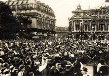 CPA Militaria Paris La foule Place de l'Opera apres la prise de la Kommandantur