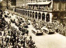 Vintage Postcard Militaria Paris Ravelled of the troops of the army Leclerc Street of Rivoli