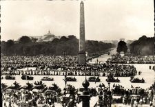 CPA Militaria Liberation de Paris Les FFI defilent Place de la Concorde