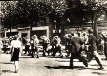 CPA Militaria Des prisonniers allemands sont emmenes par des soldats americains