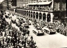 Vintage Postcard Militaria Ravelled of the troops of the army Leclerc Street of Rivoli Paris