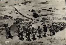 CPA Militaria Debarquement en Normandie Arrivee des renforts allies en Normandie