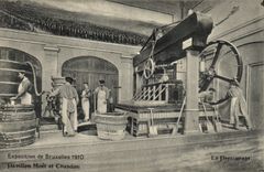 Postal Folclore Vino Vendimia Champaña Pabellón de Bruselas 1910 de Pavllon Moet & Chandon la prensadura