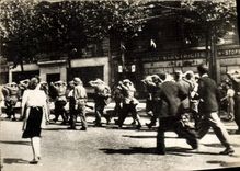 CPM Militaria Paris Des prisonniers allemands sont emmenes par des soldats americains