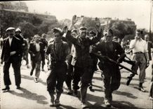 CPM Militaria Un prisonnier allemand est emmene par les FFI