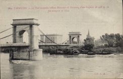 CPA Pont Tarascon Le pont suspendu reliant Beaucaire et Tarascon 