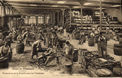 CPA Folklore Vin Vendanges Champagne Moet & Chandon Preparation de la futaille pour les vendanges 