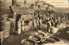 CPA Folklore Vin Vendanges Champagne Moet & Chandon Le pressurage Vendangeoir Ste Helene 