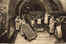 CPA Folklore Vin Vendanges Champagne Moet & Chandon Rangement des vins en bouteilles 