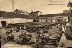 CPA Folklore Vin Vendanges Champagne Moet & Chandon Manutention des vins en futs 