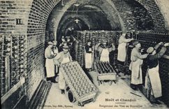 CPA Folklore Vin Vendanges Champagne Moet & Chandon Rangement des vins en bouteilles 