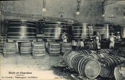 CPA Folklore Vin Vendanges Champagne Moet & Chandon La cuverie Vendangeoir Ste Helene 