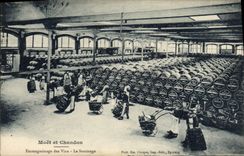 CPA Folklore Vin Vendanges Champagne Moet & Chandon Emmagasinage des vins Le soutirage 