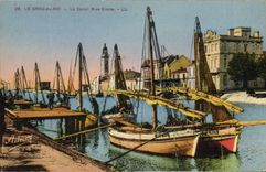 CPA Phare Le Grau du Roi Le canal Rive droite Bateaux de peche
