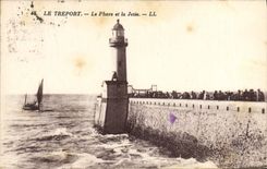 CPA Phare et la jetee Le Treport 