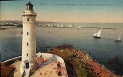 CPA Phare Cette Le phare Sasint Louis et la jetee de Frontignac Bateaux