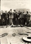 CPM Militaria Liberation de Paris Le General de Gaulle devant la dalle sacree du soldat inconnu
