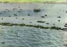 Modern Postcard Militaria Unloading in Normandy Seen air of the Artificial harbor Winston Arromanches Holy Comes