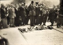 CPM Militaria Le General de Gaulle devant la tombe du soldat inconnu