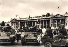 CPM Militaria Liberation de Paris Les chars Leclerc Place de la Concorde Tank
