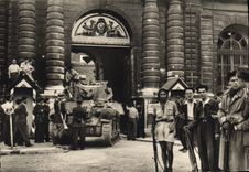 CPM Militaria Liberation de Paris Chars et FFI au Senat apres la reddition