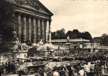 CPM Militaria Liberation de Paris Chars americains au Palais Bourbon Tank