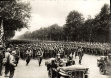 CPM Militaria Liberation de Paris L'infanterie americaine defile aux Champs Elysees 