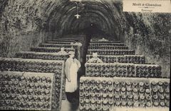 CPA Folklore Vin Vendange Champagne Moet & Chandon Remuage 