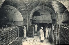 CPA Folklore Vin Vendange Champagne Moet & Chandon Vue d'une cave 