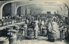 CPA Folklore Vin Vendange Champagne Moet & Chandon Preparation de la Futaille pour les vendanges 