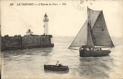 CPA Phare Le Treport l'entree du port Bateau