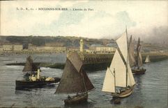CPA Phare Boulogne sur Mer L'entree du port Bateaux
