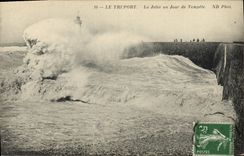 CPA Phare Le Treport La jetee un jour de tempete