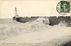 CPA Phare Le Treport La jetee par gros temps