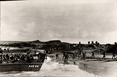 Modern Postcard Militaria Of Tunis has His In a camp of North Africa the CEF is involved with the unloading