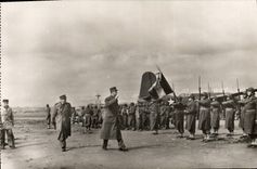 Modern Postcard Militaria Of Tunis has His Travels of inspection of General de Gaulle on the face of Italy