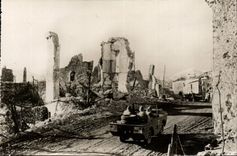 CPM Militaria De Tunis a Sienne Une voiture amphibie traverse un village italien en ruine