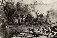 Modern Postcard Militaria Of Tunis has His Battery in action in front of Cassino